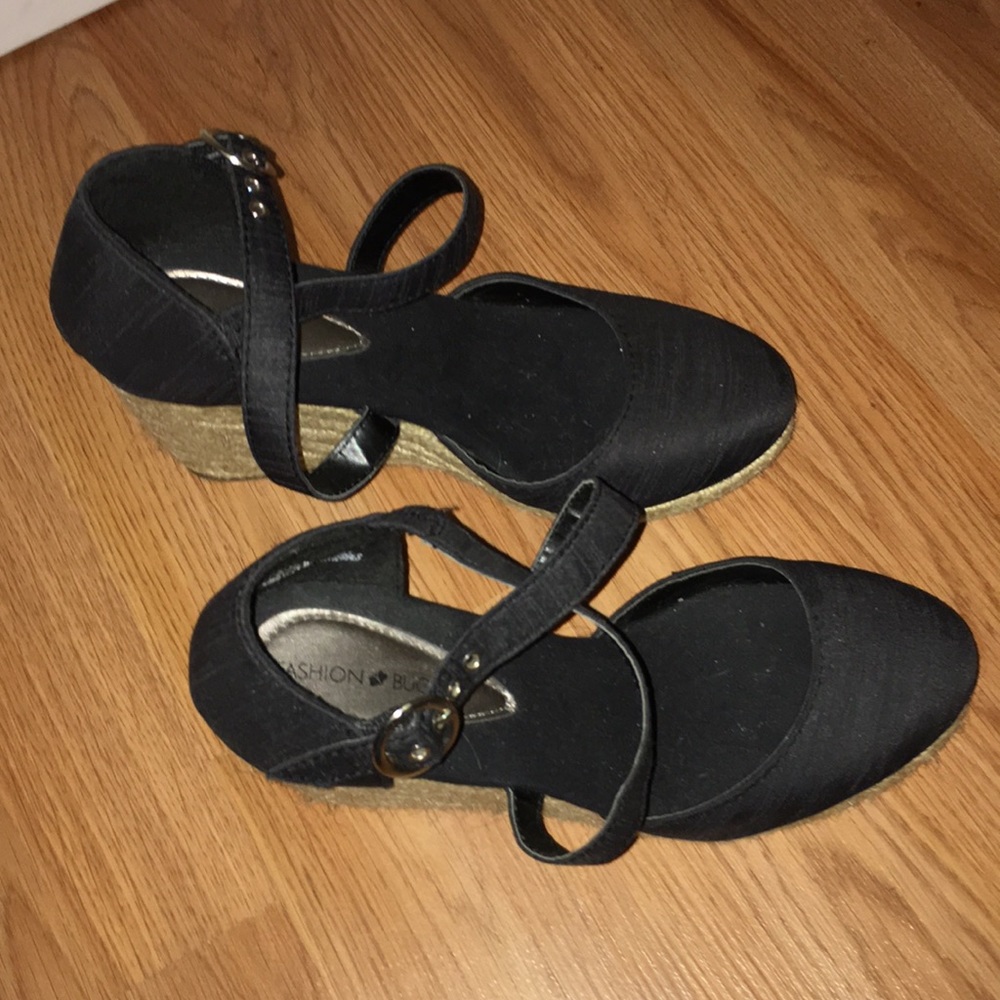 Women’s wide width spring/summer shoes in Navy.